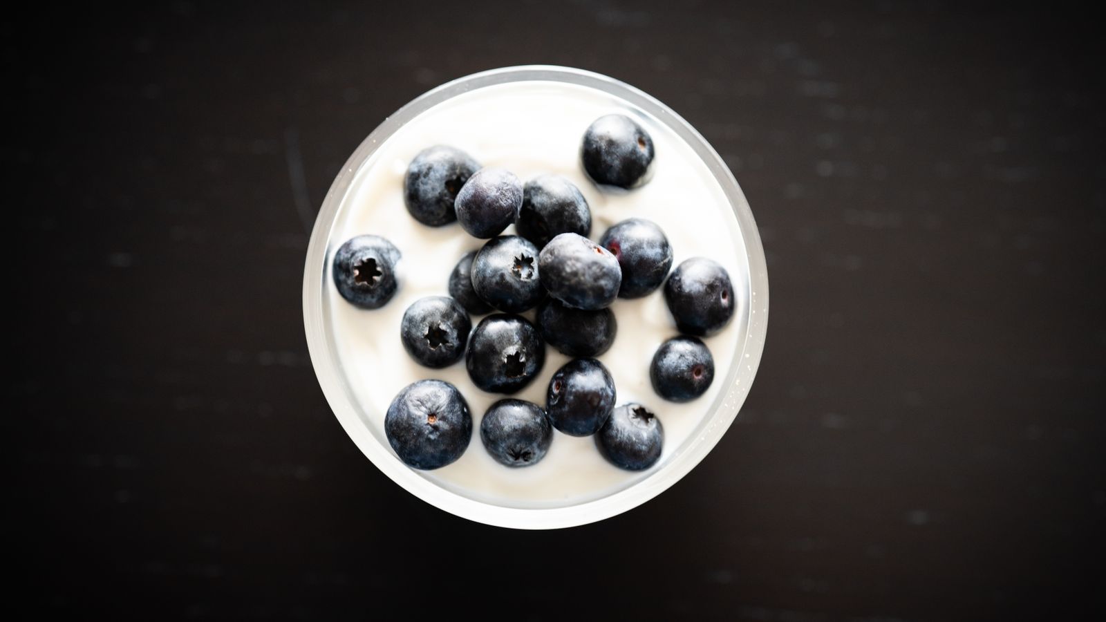 Yogur con arandanos visto desde arriba, imagen editorial sobre nutricion e intestino.