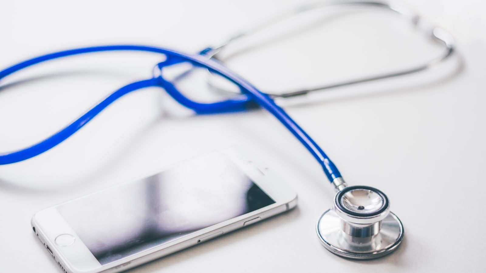 Estetoscopio sobre superficie blanca, contexto medico