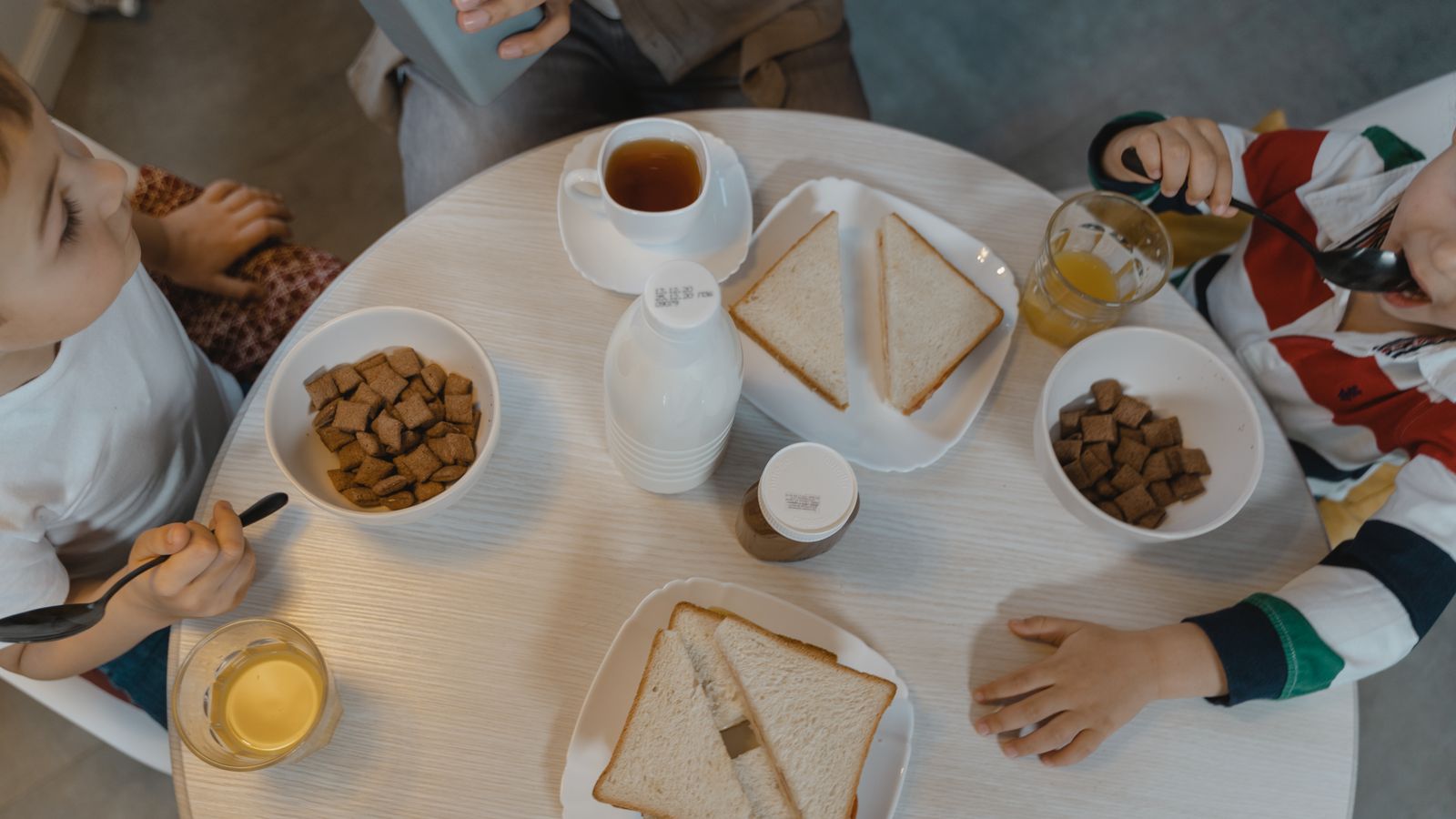 Desayuno saludable con cereal y fruta