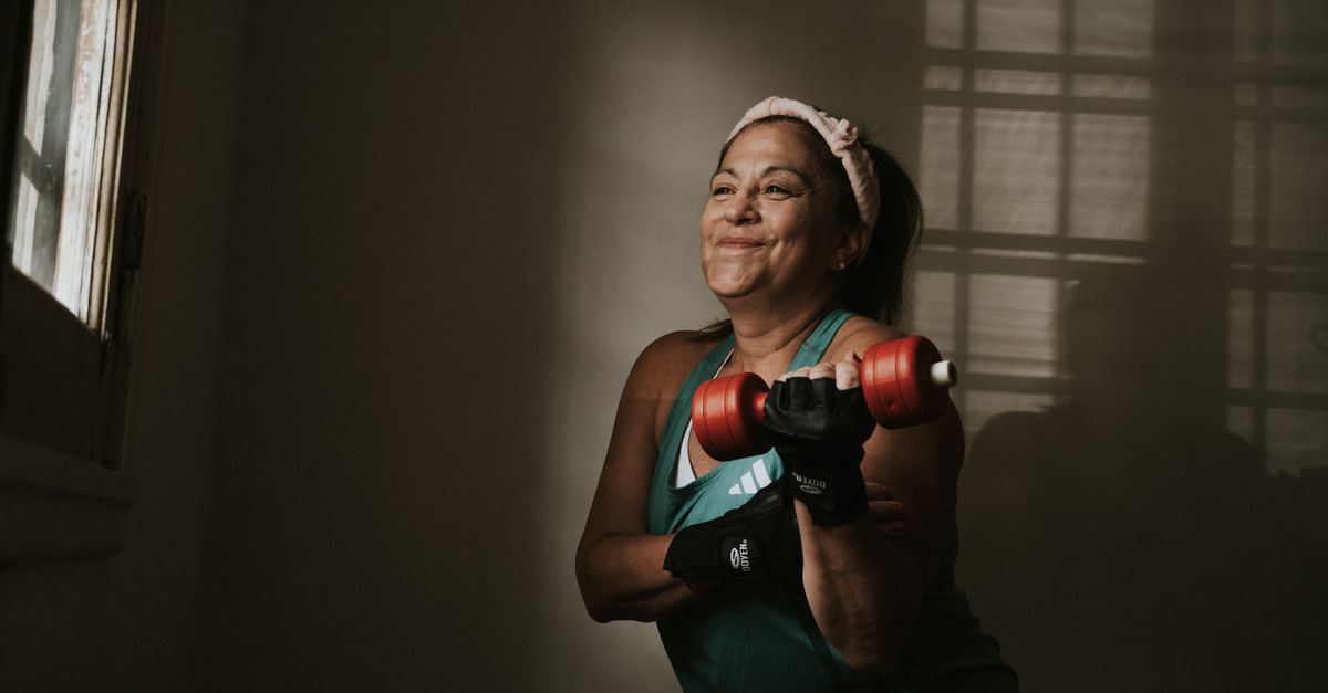 Mujer activa y saludable durante la menopausia - control de peso con estilo de vida activo