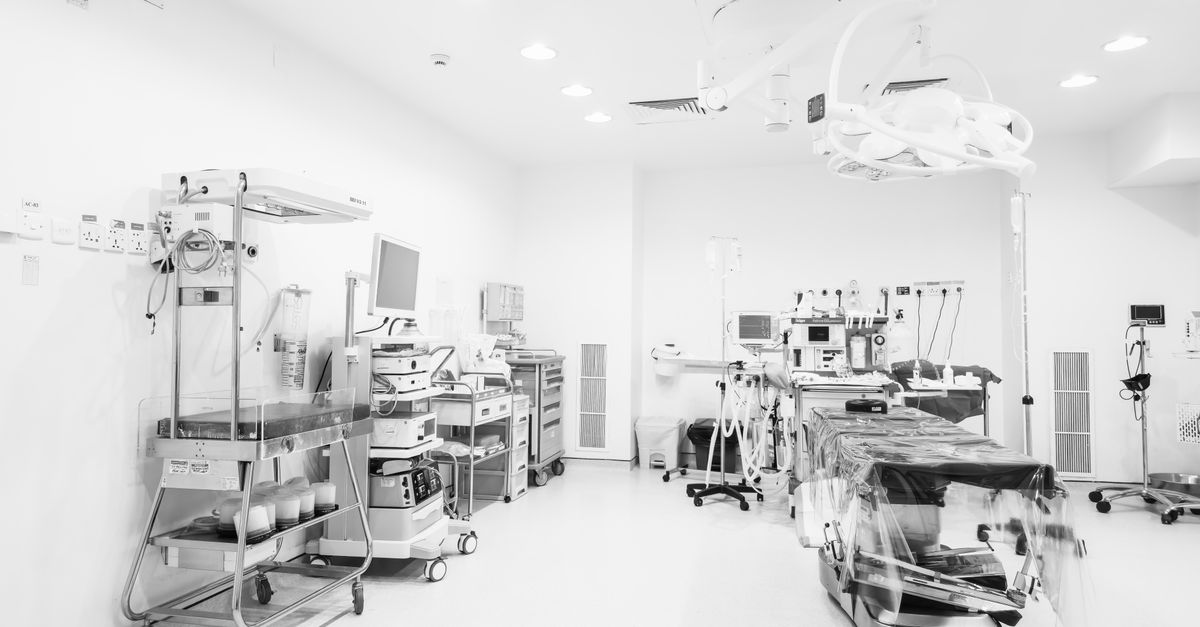 A modern operating room featuring advanced medical equipment in a sterile, bright environment.