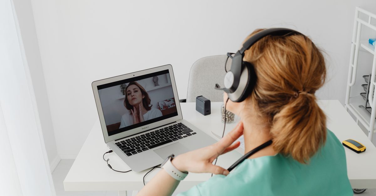 Telemedicina en español sin seguro: cómo funciona y qué cuesta